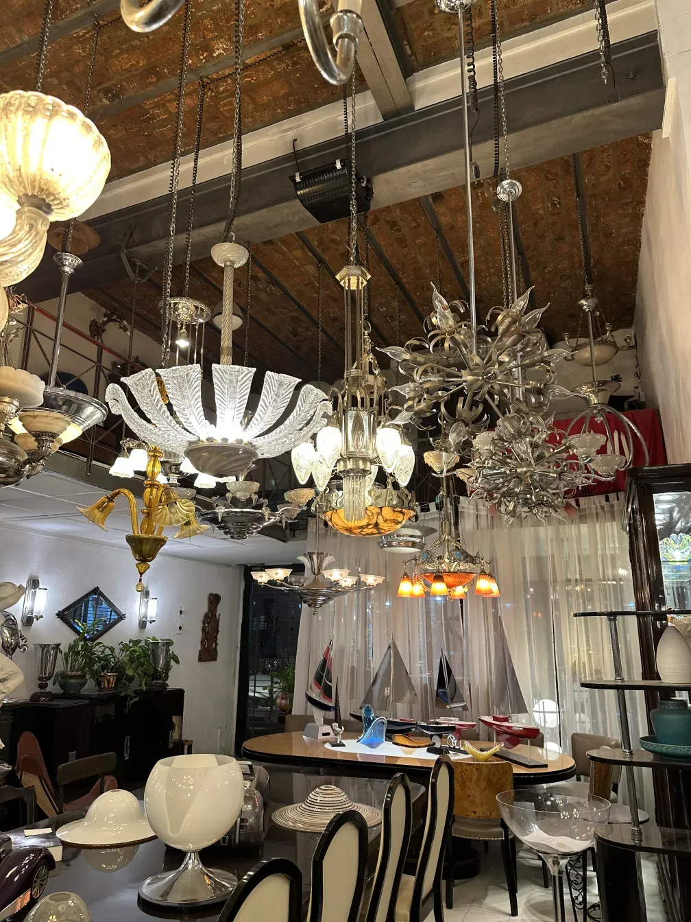 Lámpara de techo antigua de diseño elegante, con detalles de paolo venini, rodeada de otras lámparas en un ambiente decorativo.