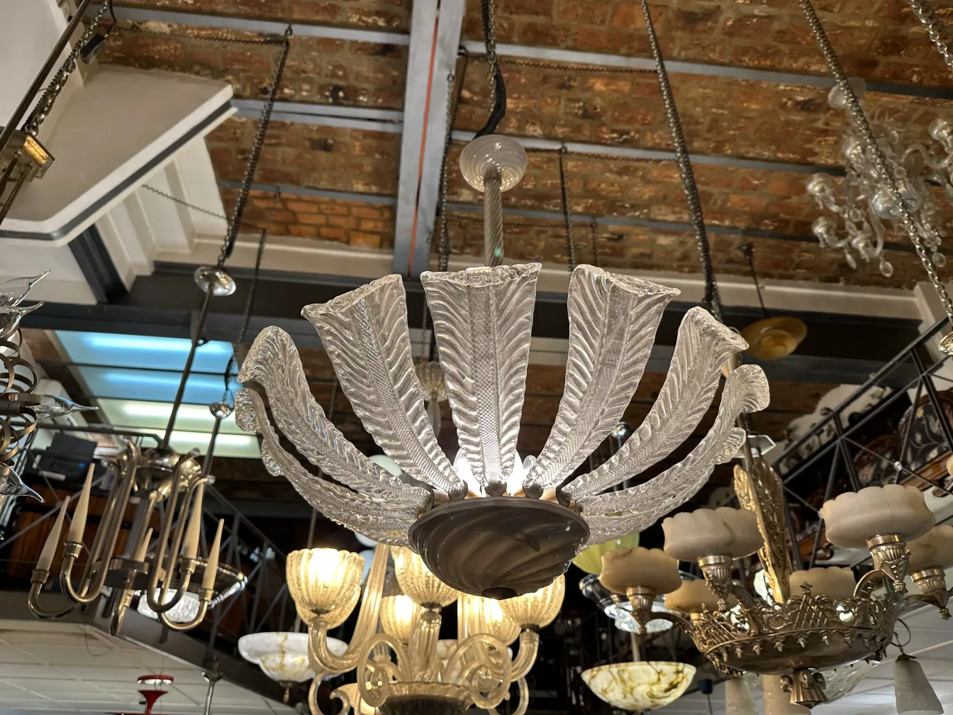 Ancien lustre en verre avec de beaux détails.