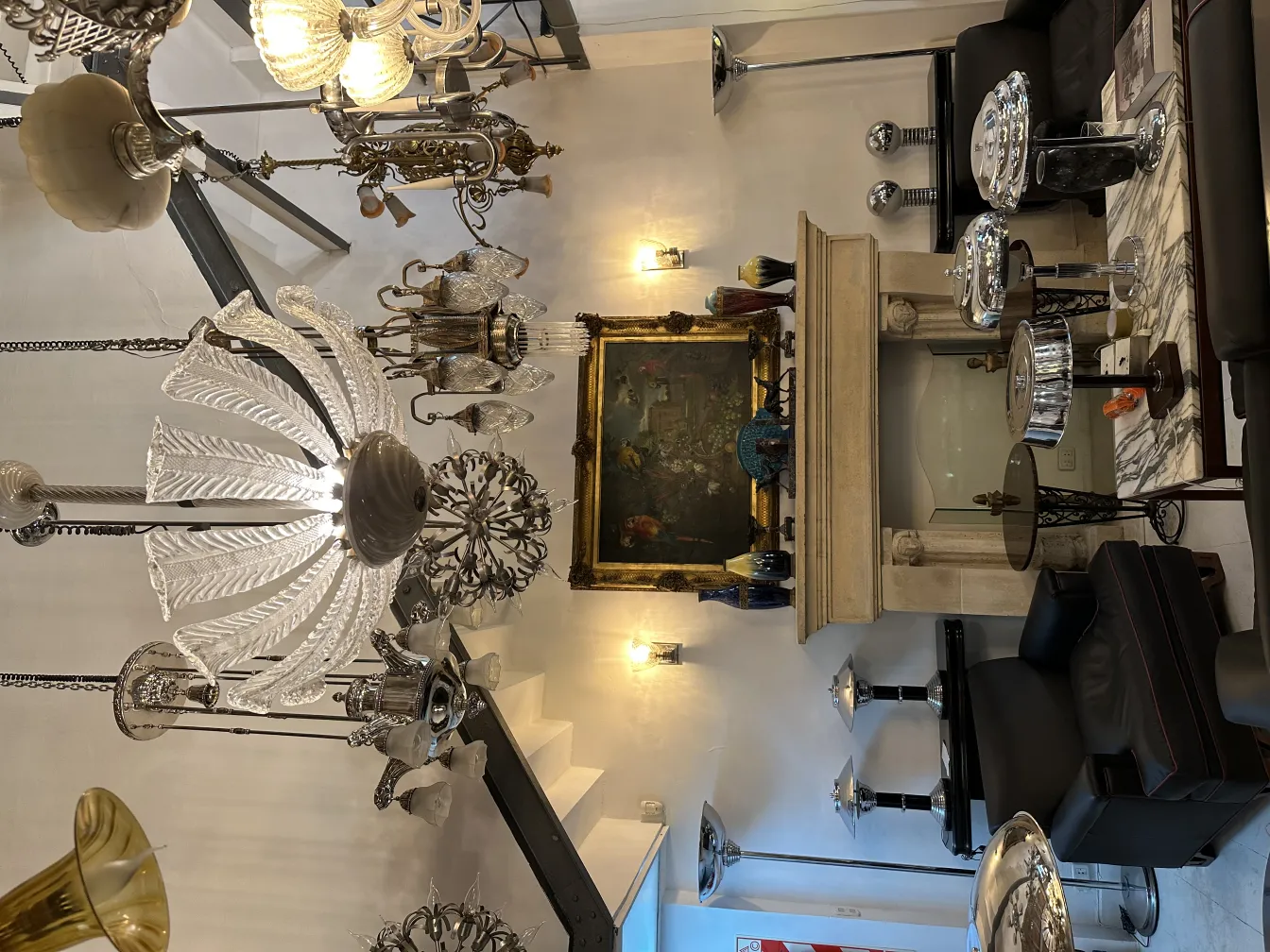 Lampada a sospensione antica in vetro che illumina uno spazio elegante.