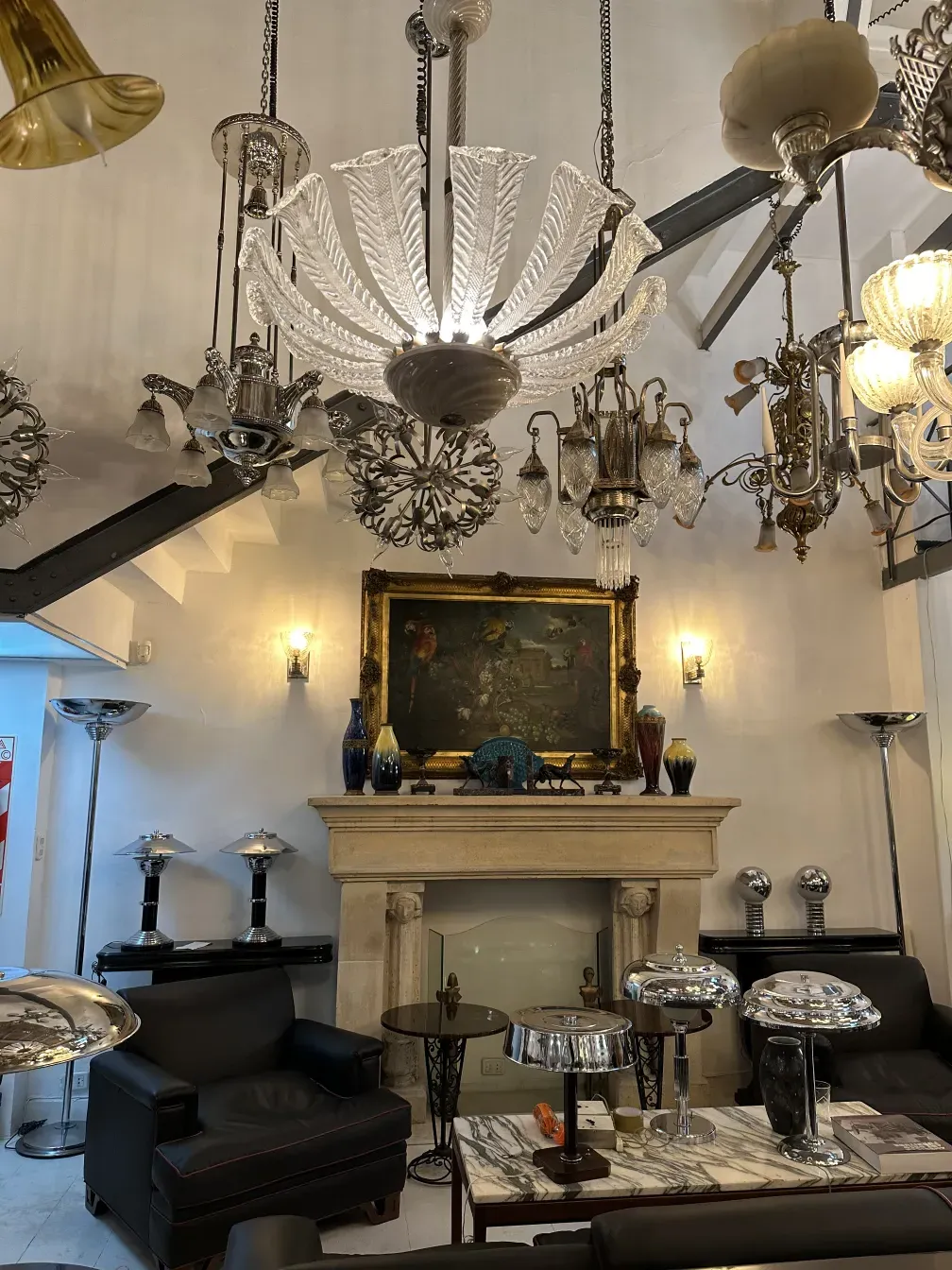 lustre ancien au design élégant et lumières brillantes, ambiance chaleureuse