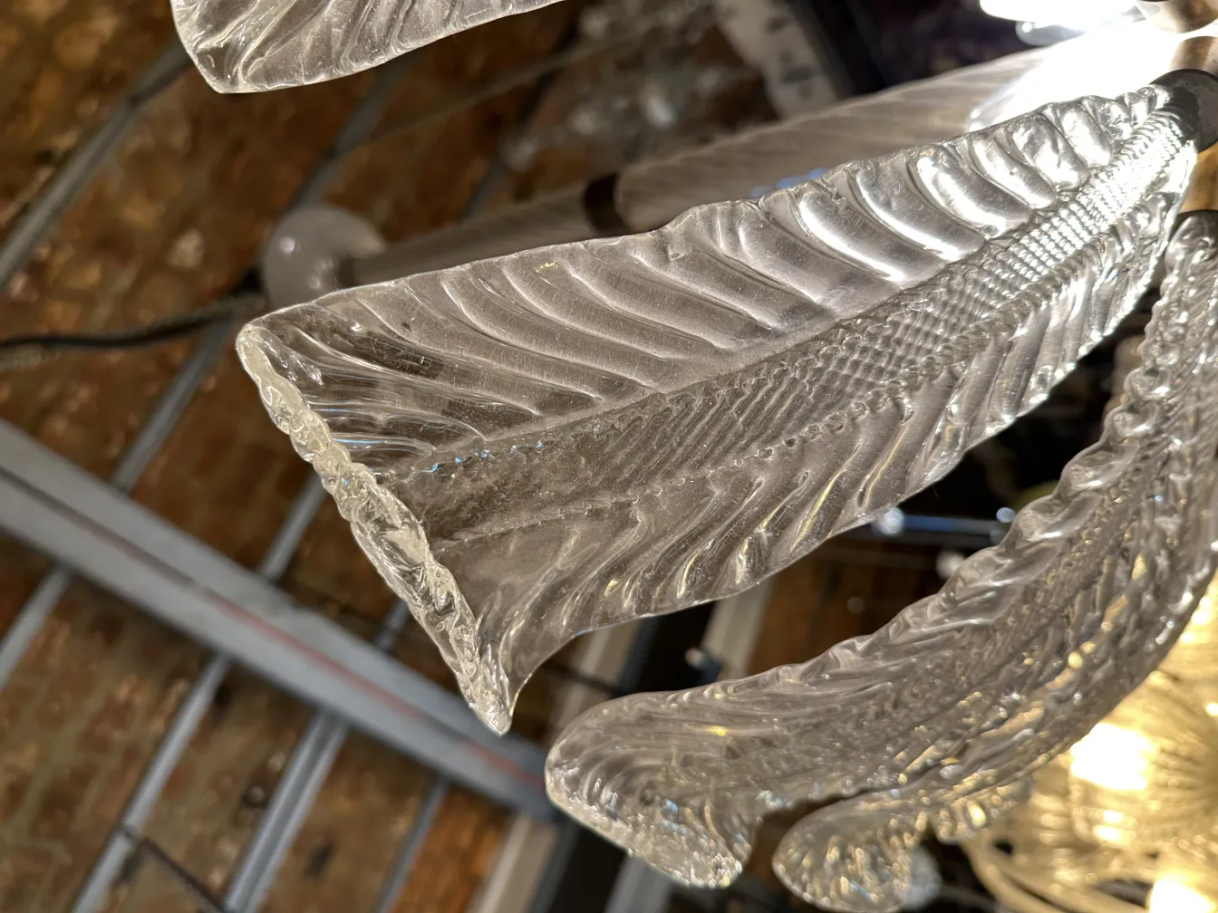 Luminária de teto antiga em vidro com design elegante