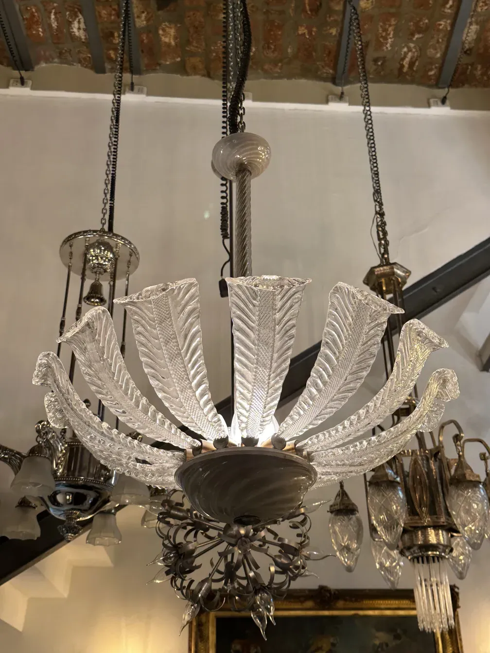 lustre ancien avec design de feuilles en verre et lumière brillante