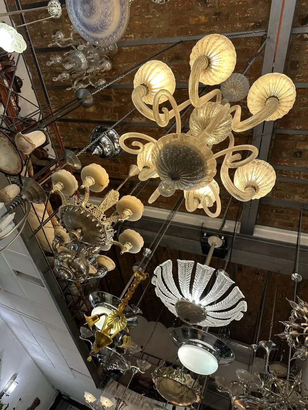 purana latakhta hua deepak ke sath sundar aakar aur garmi bhara mahol