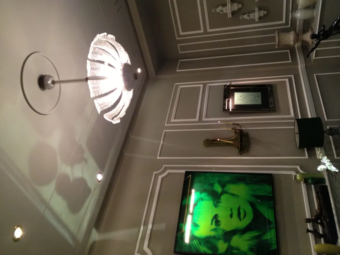 Lampada a sospensione antica con design floreale in stanza elegante