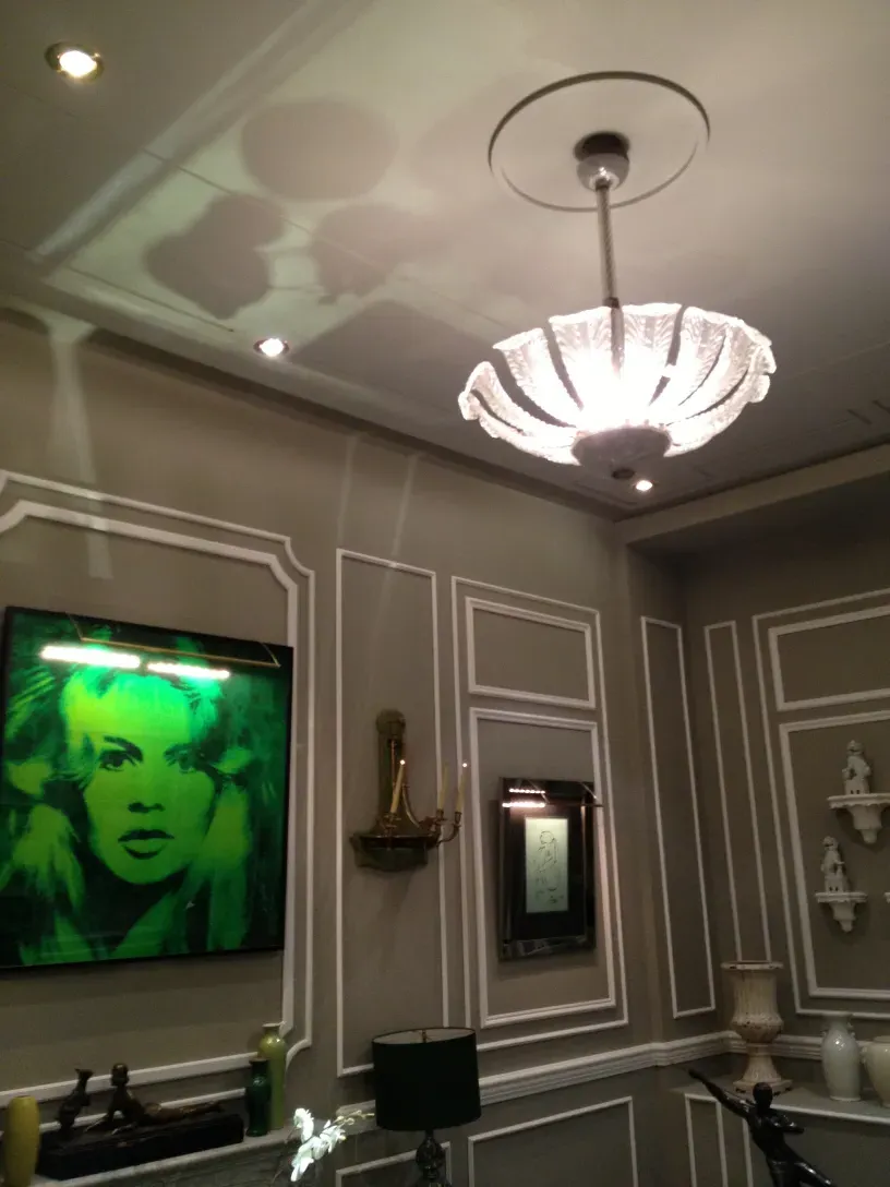 Lámpara de techo antigua en un ambiente elegante con iluminación suave.