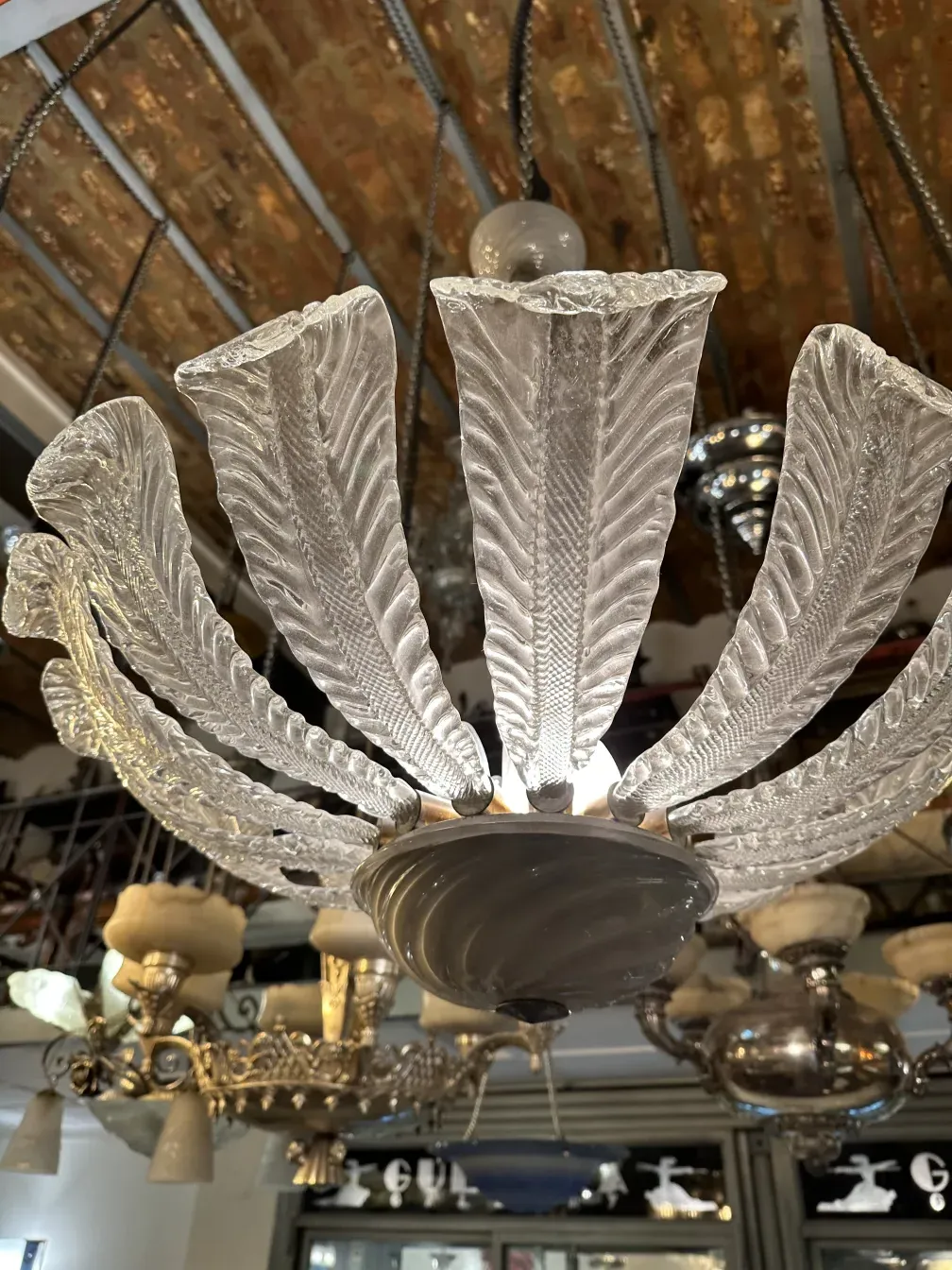 lustre ancien avec design en forme de feuille, ambiance chaleureuse.