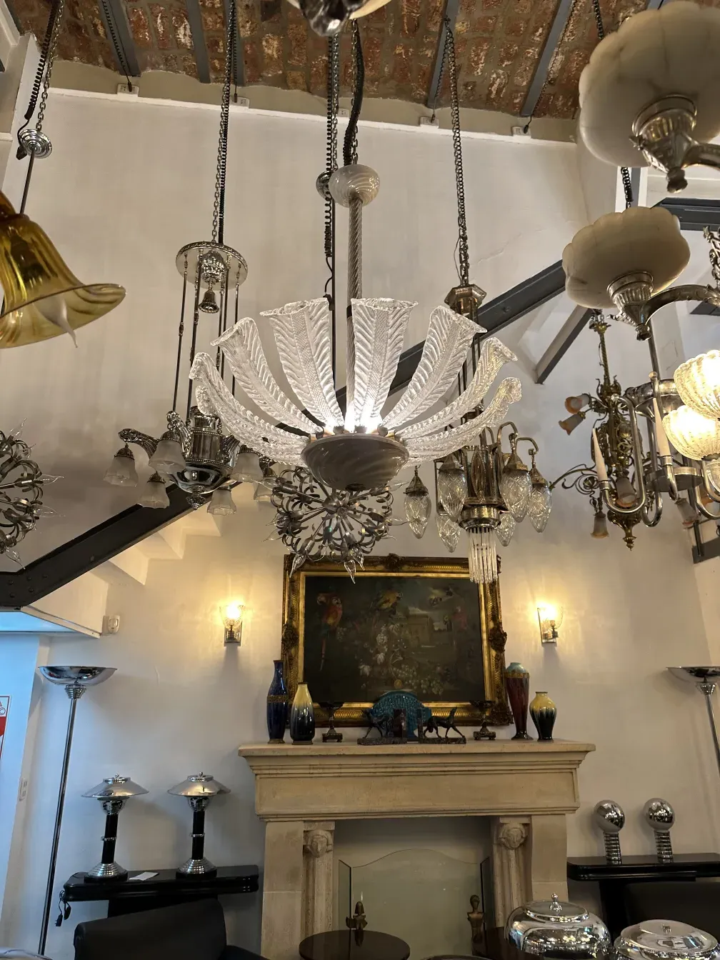 Lámpara de techo antigua hecha por Paolo Venini con elegancia, en un ambiente con otras antigüedades.