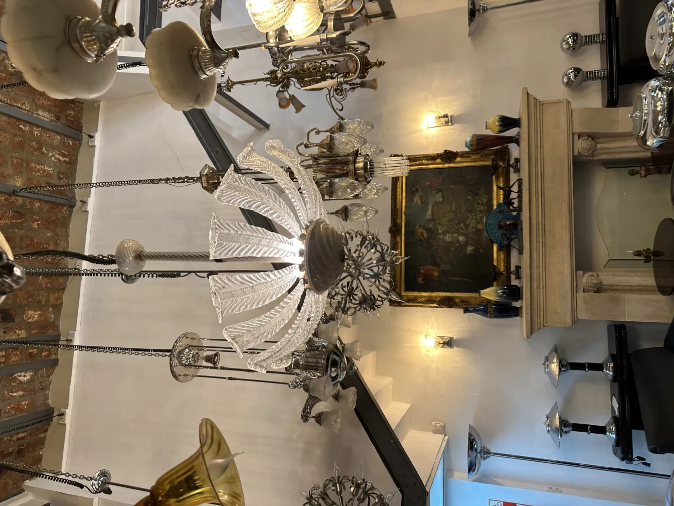 Lustre ancien, design élégant avec décor en cristal et argent.