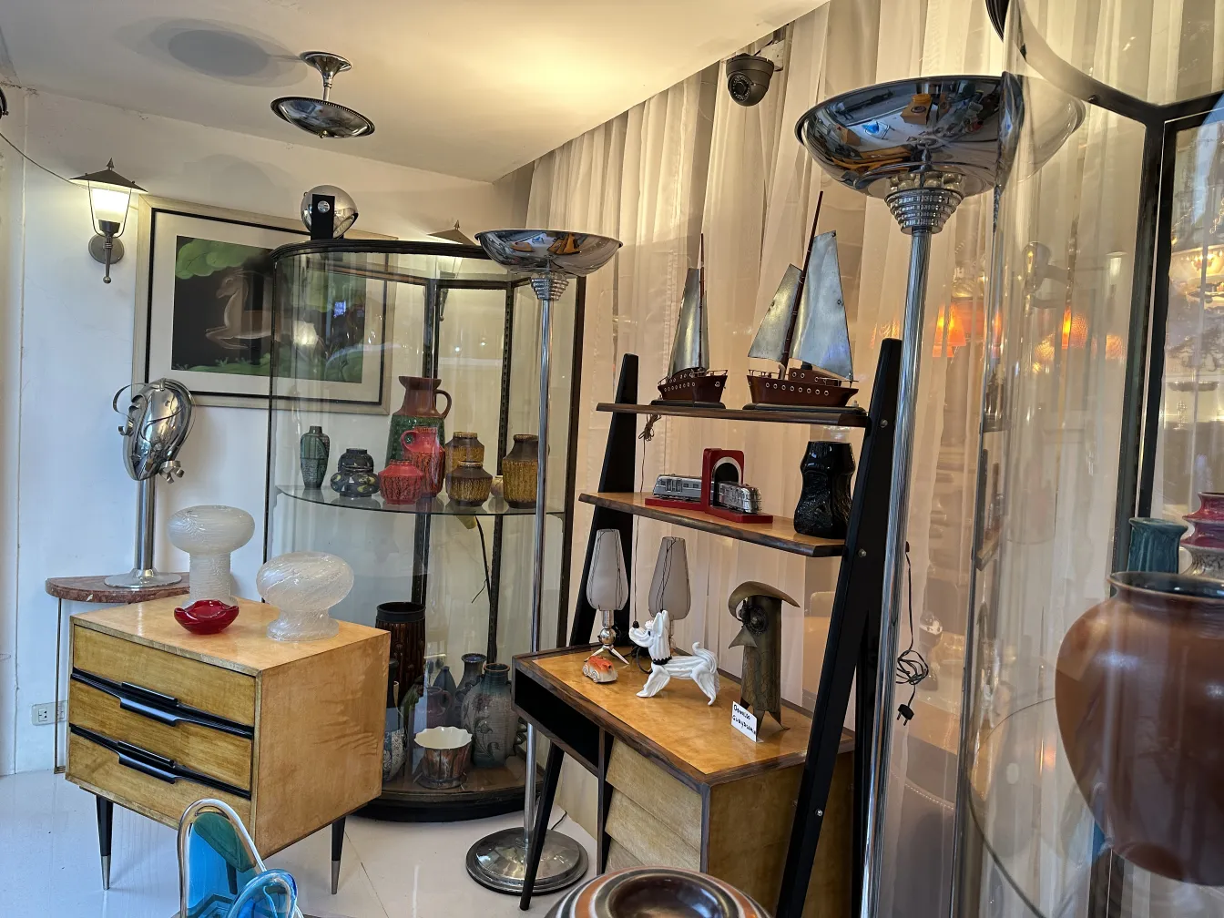 Lâmpada de teto antiga e brilhante em um ambiente decorativo