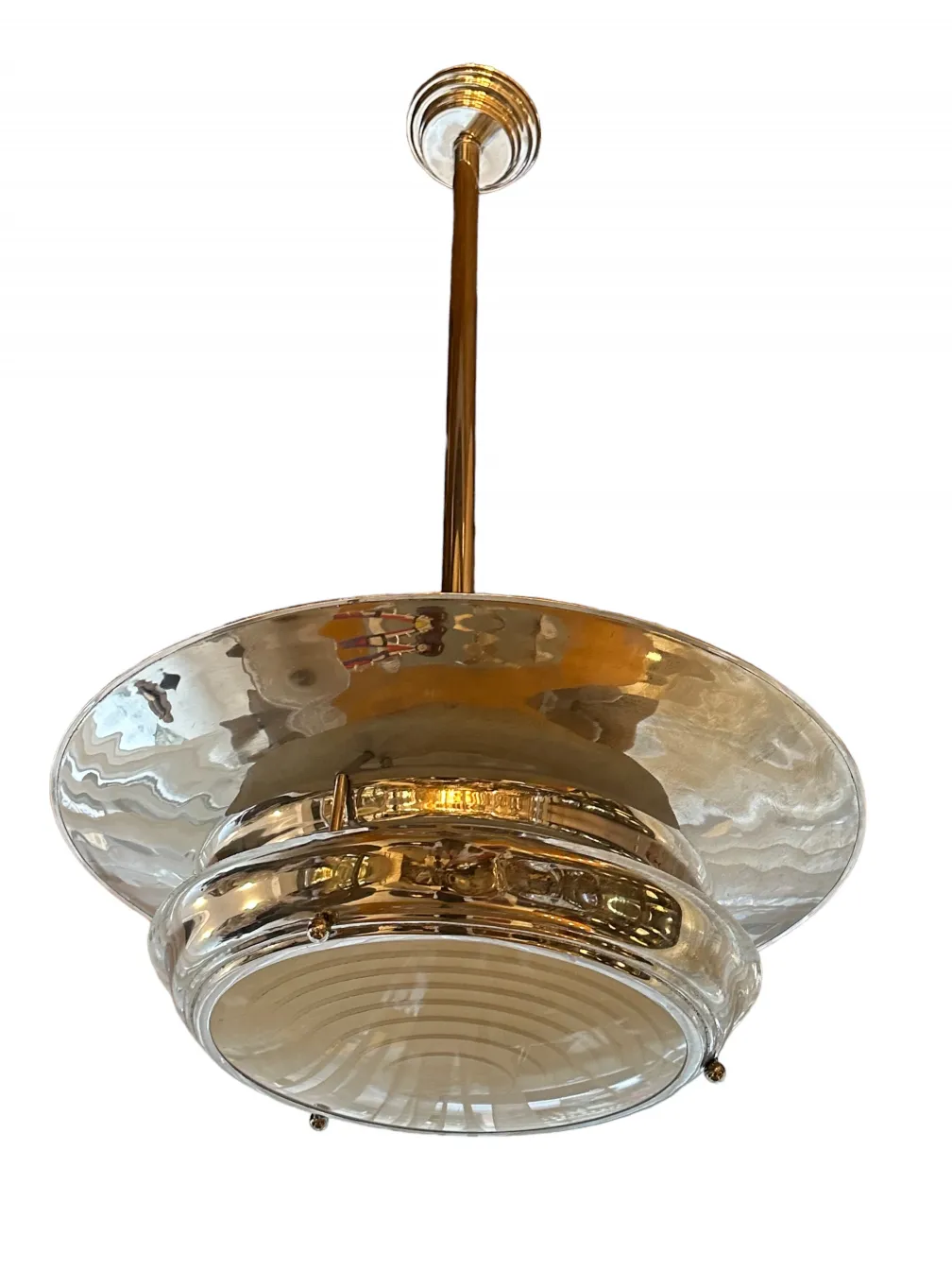 Lâmpada de teto antiga com design brilhante e elegante.