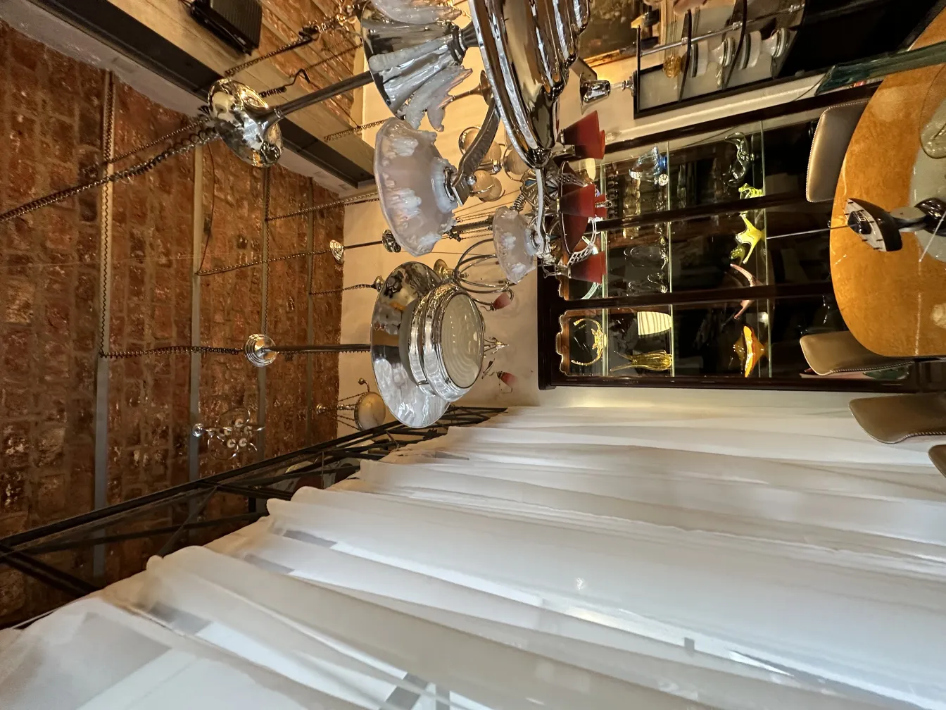 مصباح معلق قديم بتفاصيل لامعة وزخرفية.