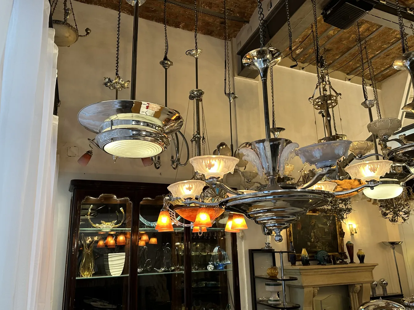 Lâmpada de teto antiga com luz brilhante e design elegante em um ambiente acolhedor.