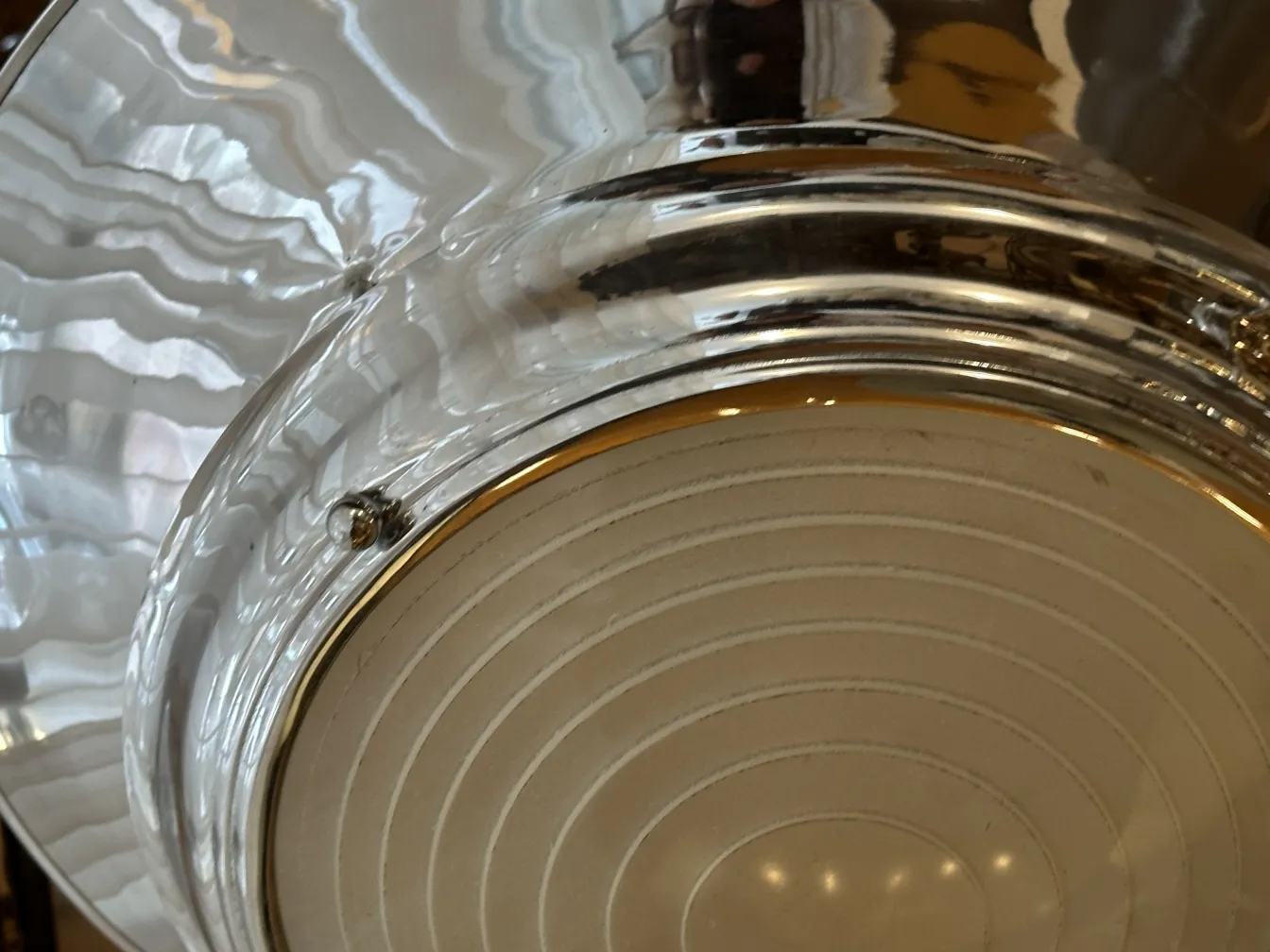 古いハンギングランプが光沢のあるデザインで快適な雰囲気の中にあります。