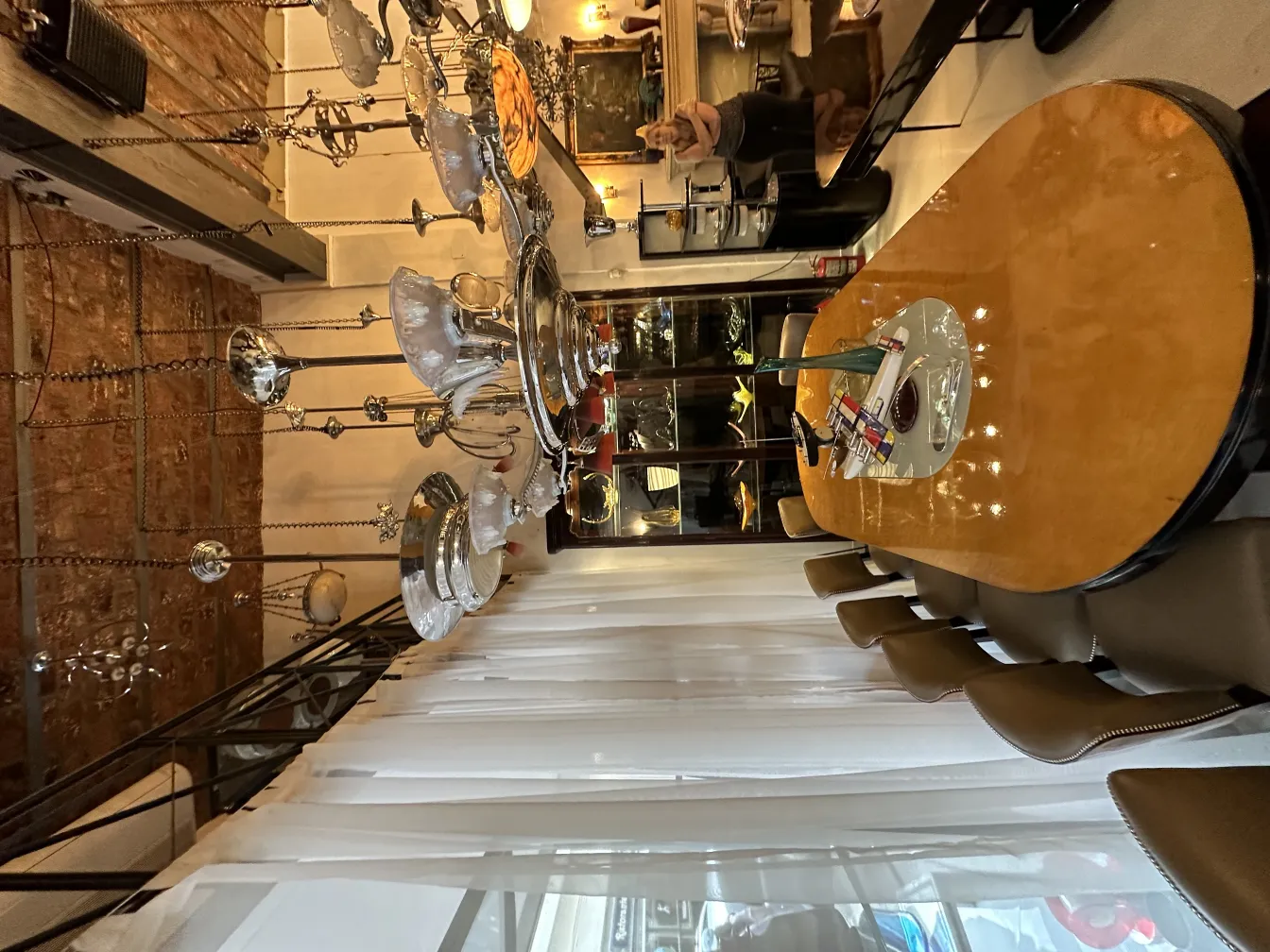 Lámpara de techo antigua con detalles de cristal. Ambiente elegante y acogedor.