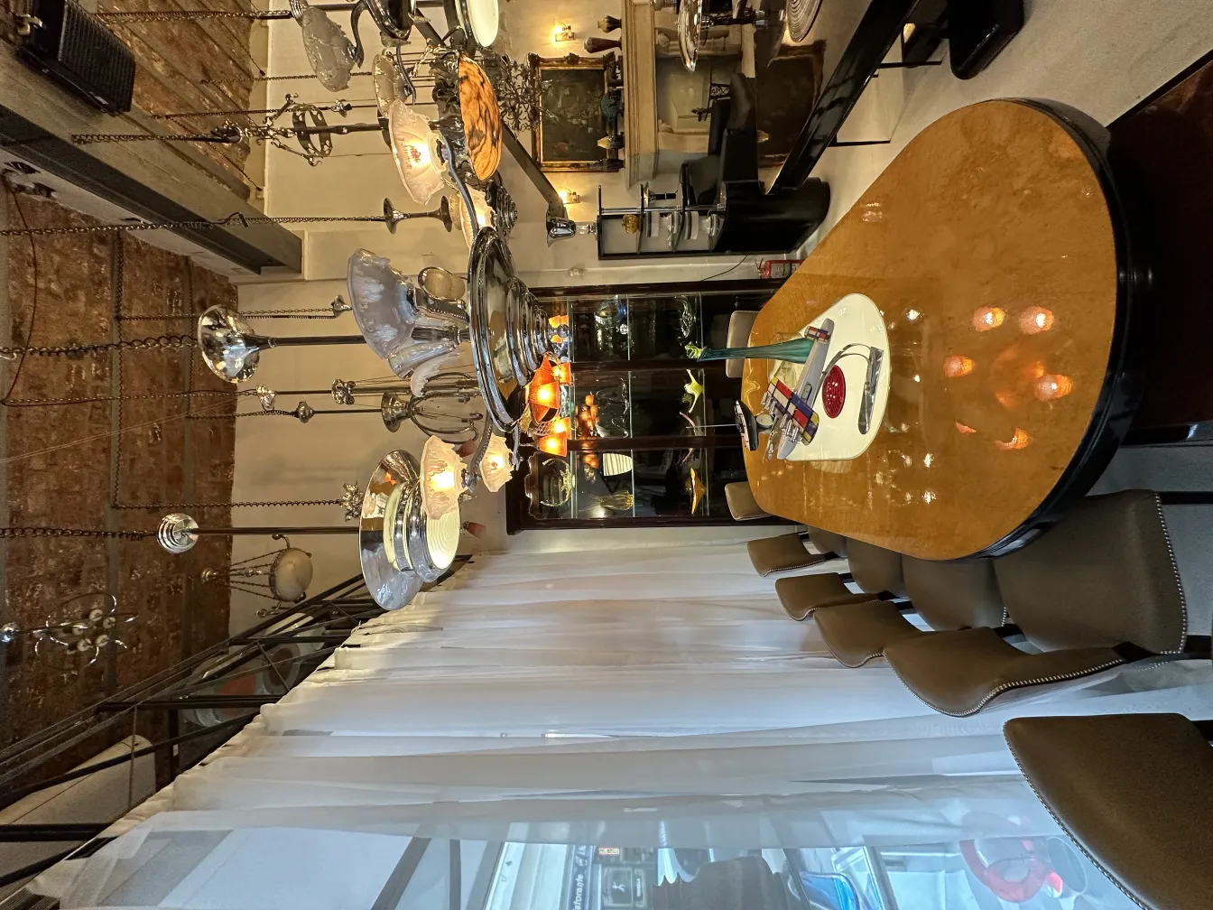 Lâmpada de teto antiga com luzes penduradas em um ambiente elegante