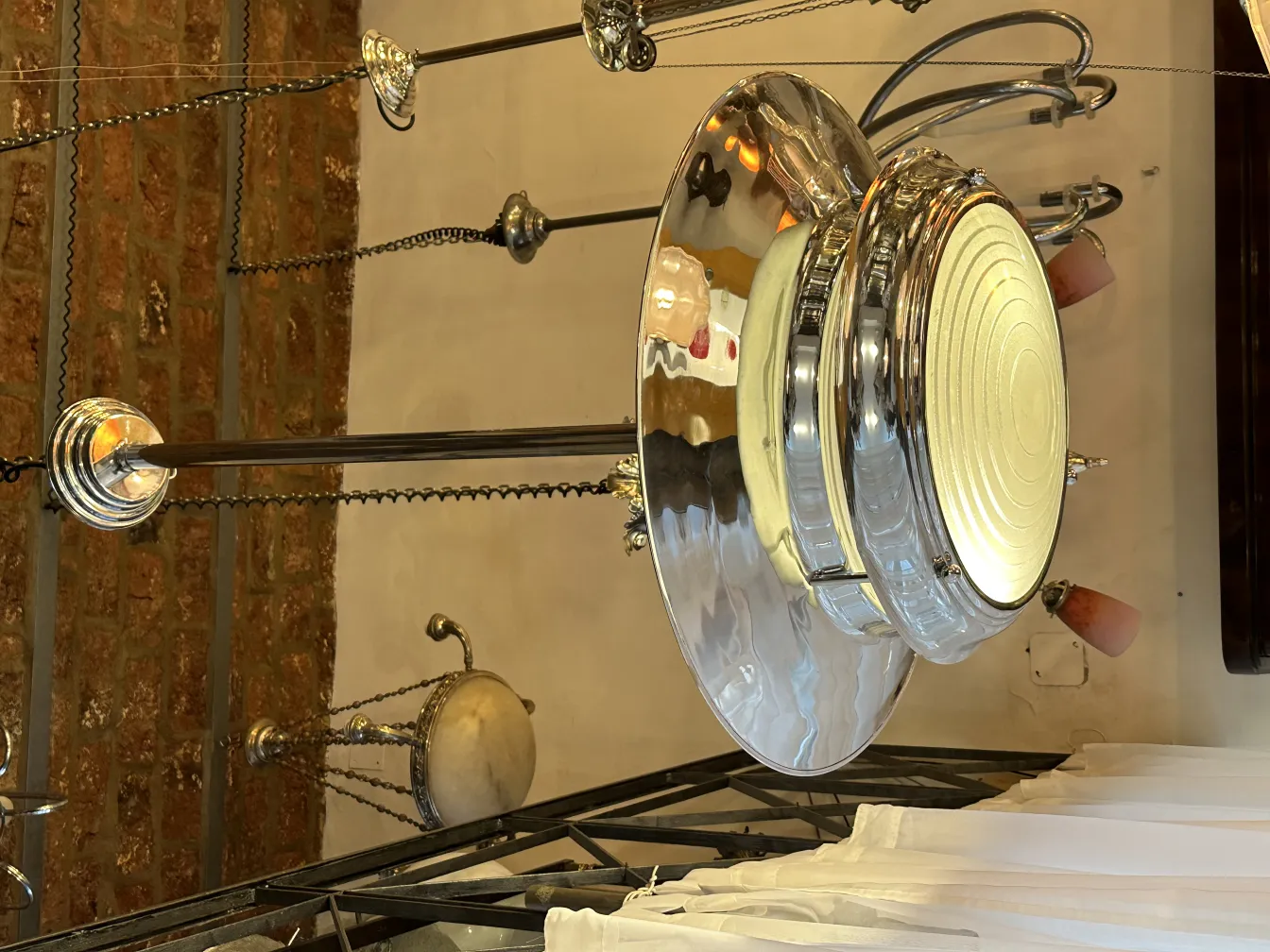 Lampada a sospensione antica luminosa in un ambiente accogliente.