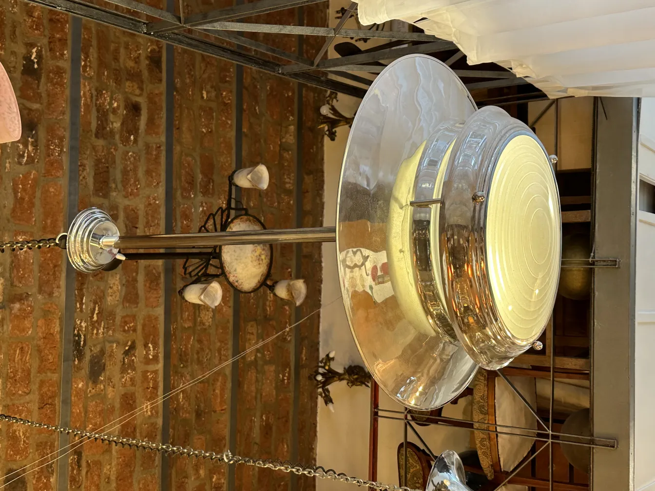 Lámpara de techo brillante colgante en ambiente vintage con ladrillo