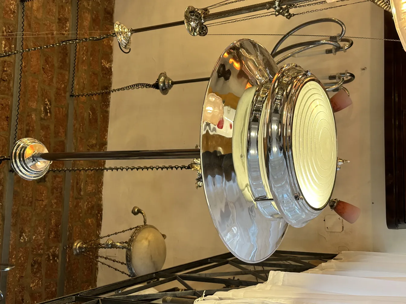 Lampada a sospensione antica lucida, stile classico, sfondo in mattoni