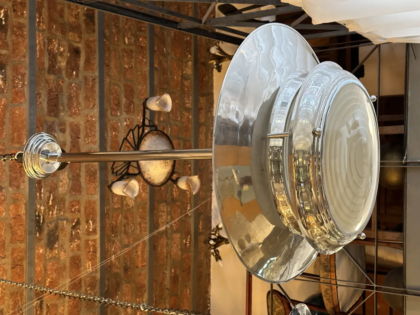 Lampada a sospensione antica con design brillante ed elegante. Atmosfera calda.