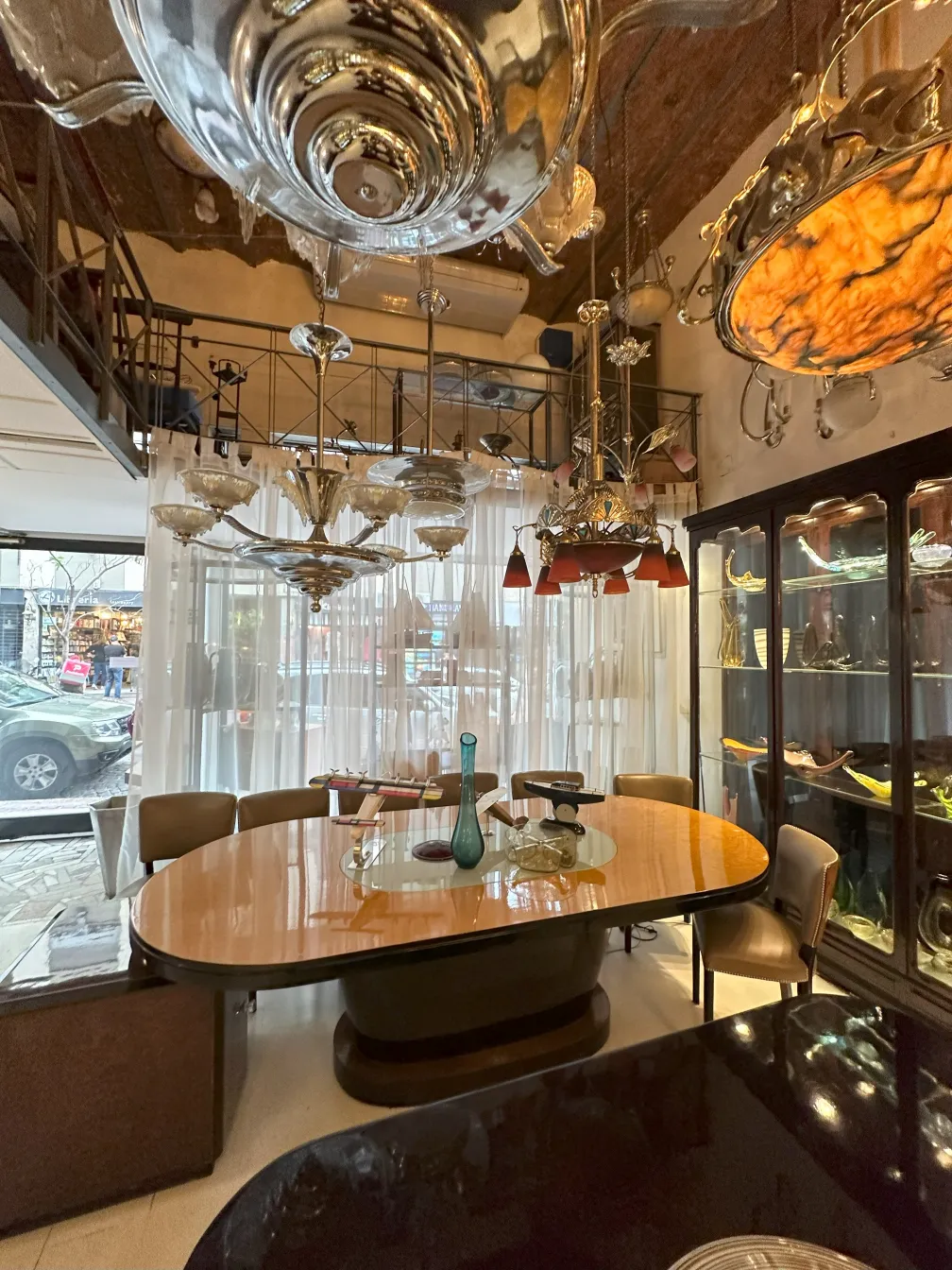 Lampada a sospensione antica di stile classico in un ambiente elegante.