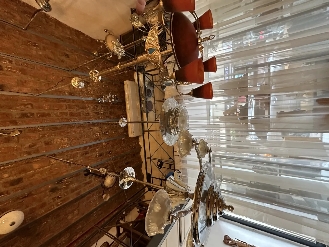 Lustre ancien brillant avec des détails décoratifs