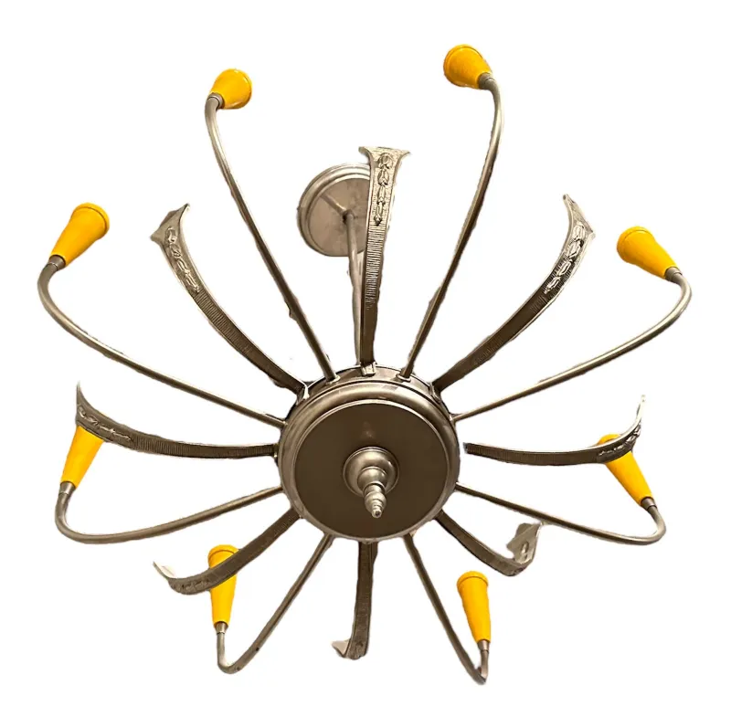 Lâmpada de teto antiga com braços curvados e detalhes amarelos brilhantes. Características visuais únicas em um ambiente elegante.