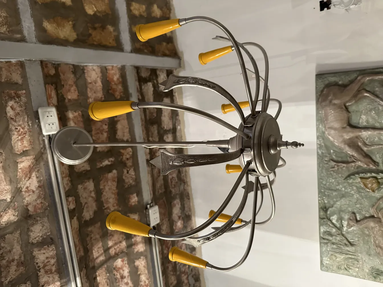 Антикварная подвесная лампа с изогнутыми руками и желтыми деталями