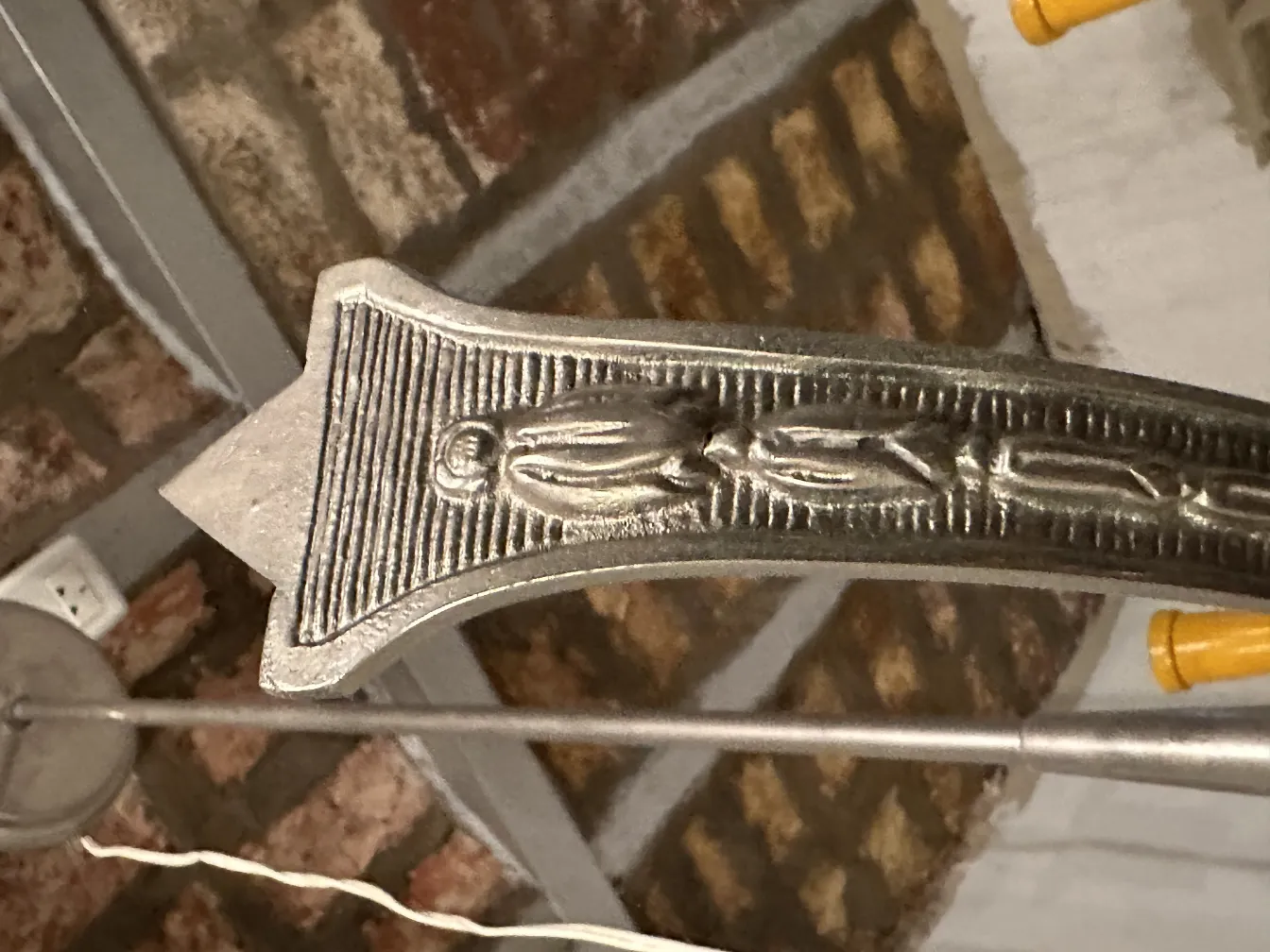 Lampada a sospensione antica con dettagli decorativi, atmosfera accogliente.