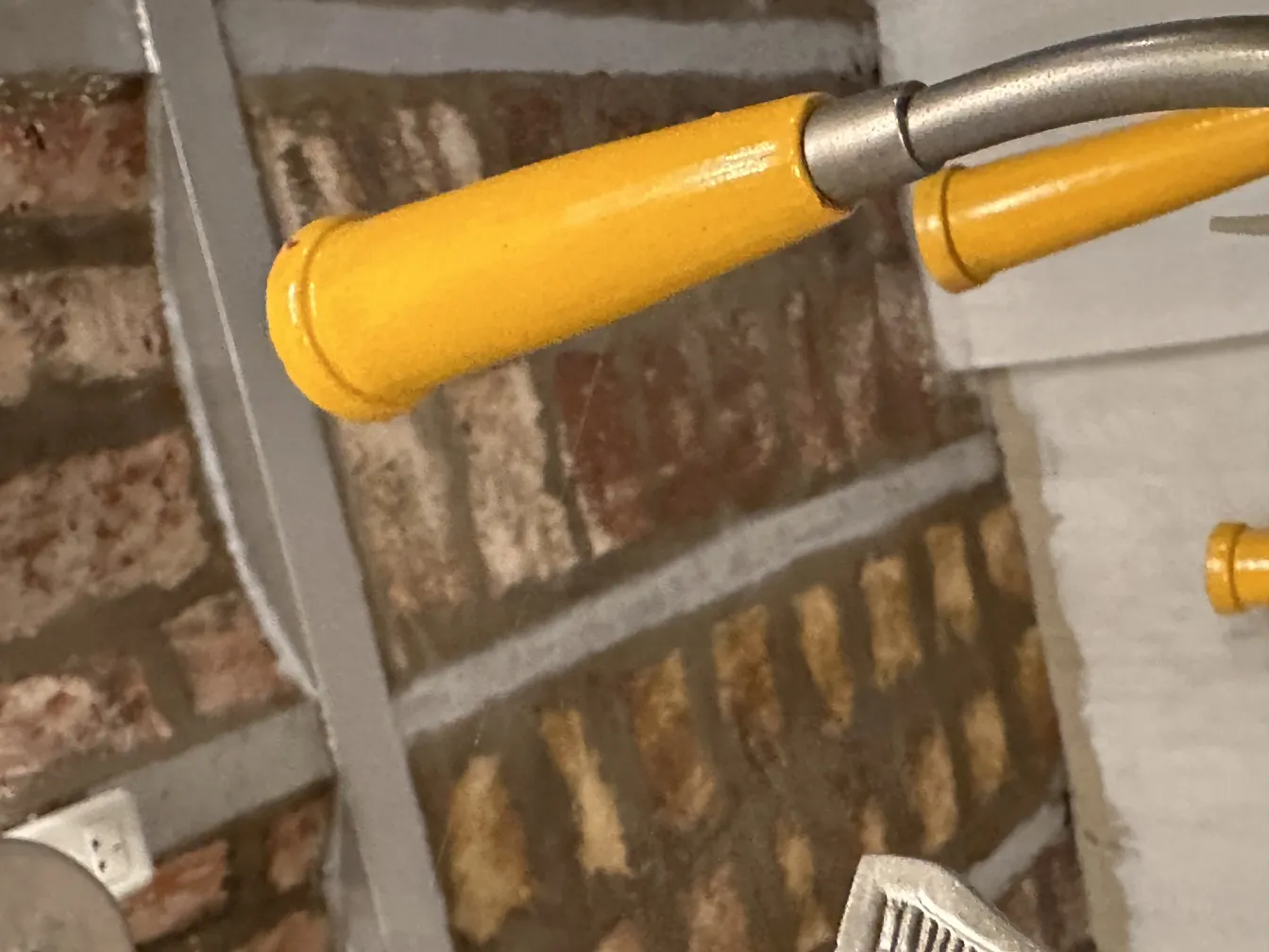 Lustre ancien avec manches jaunes dans un cadre rustique