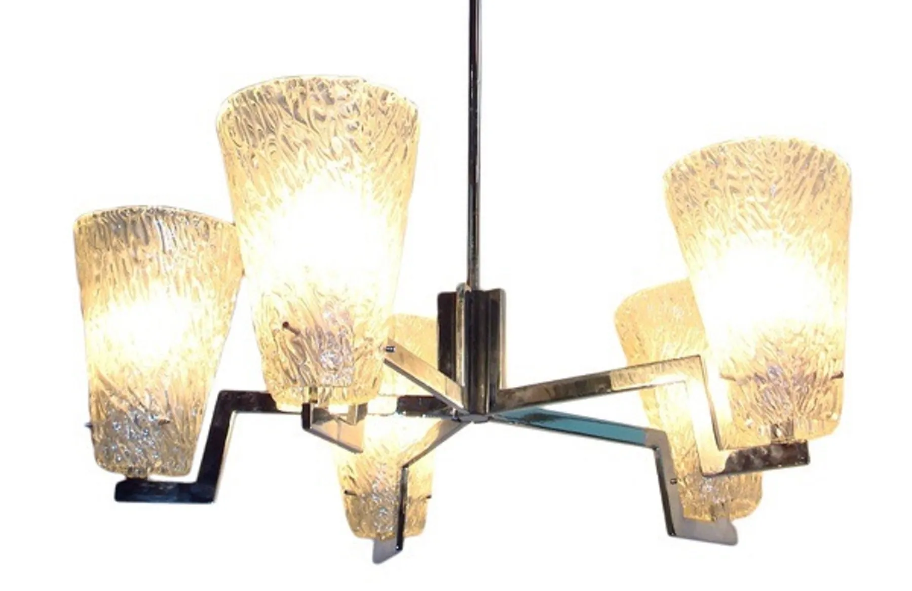 Lámpara de techo antigua con luces brillantes y detalles glaseados, ideal para decoración.