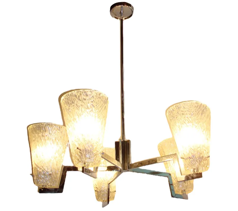 Lâmpada de teto antiga com quatro luminárias de vidro