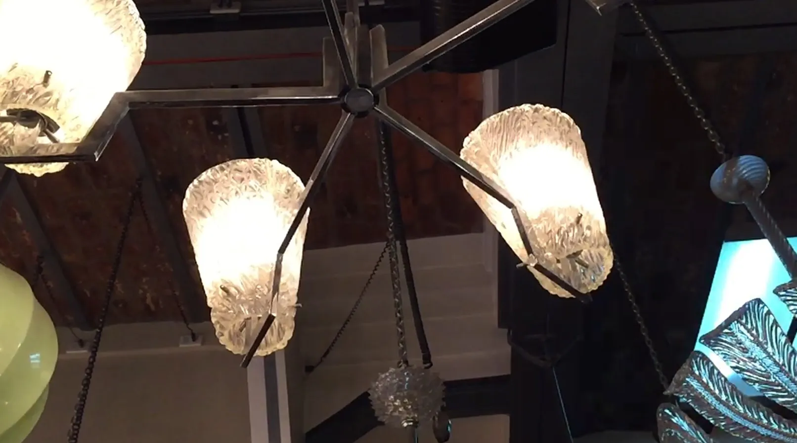 Lâmpada de teto antiga com luzes de cristal em um ambiente elegante.