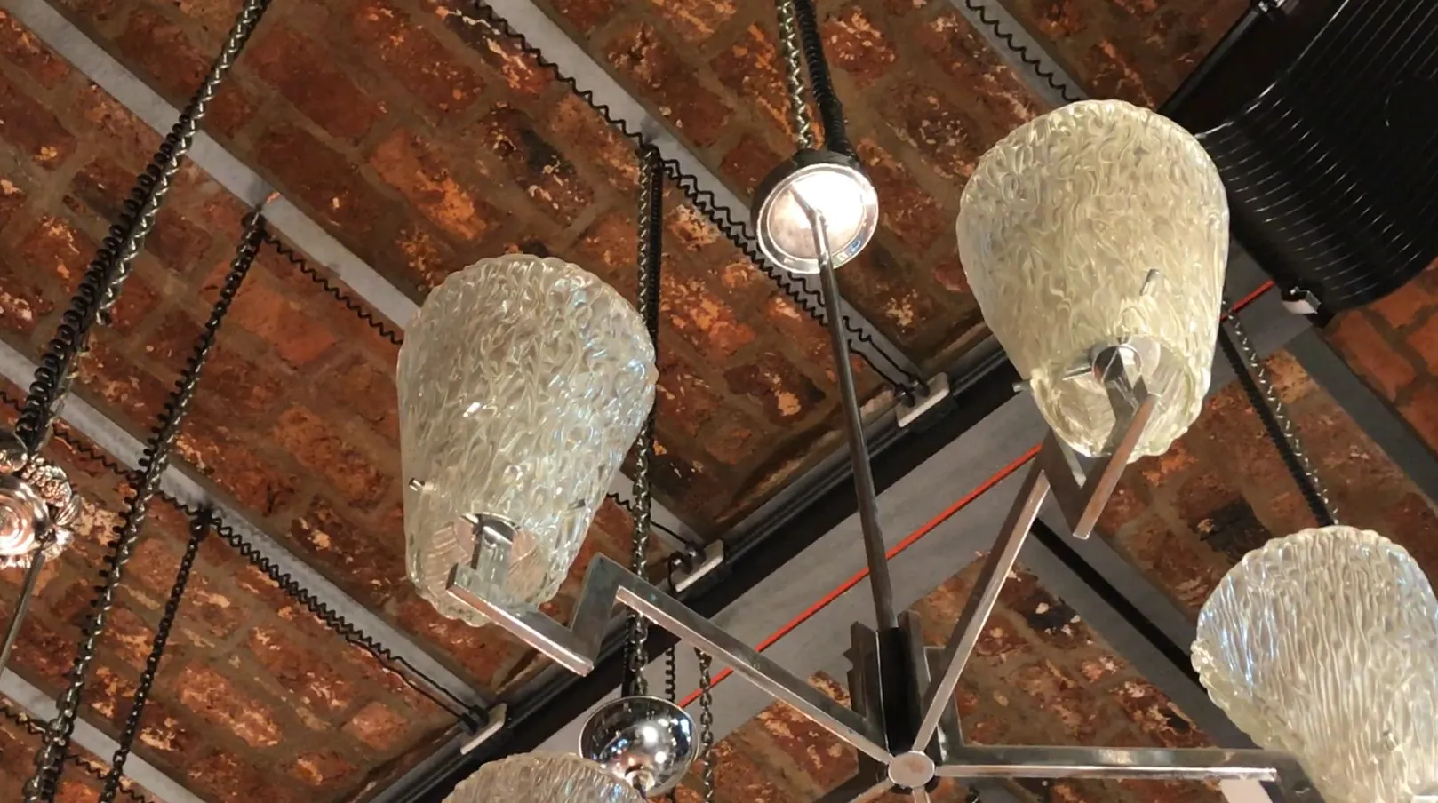 Lámpara de techo antigua con diseño único y estilo elegante, colgando sobre un ambiente rústico.