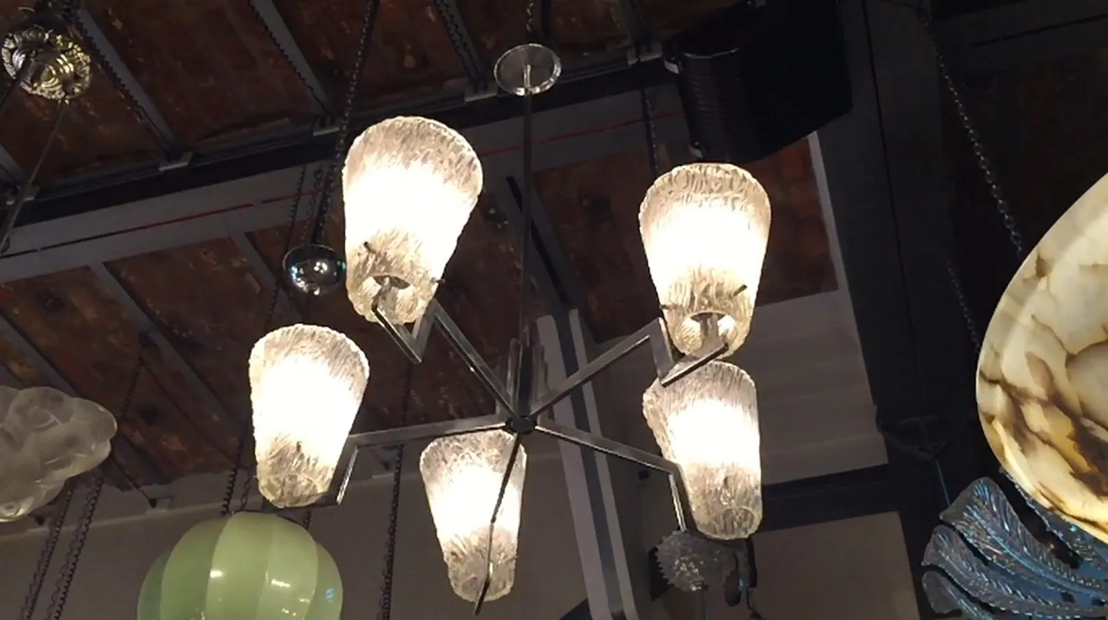 lustre ancien à six lumières dans un cadre élégant