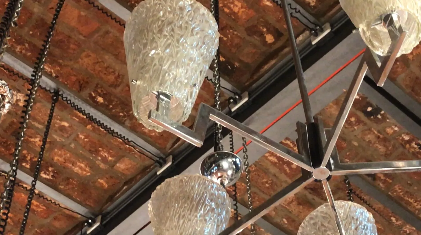 Lámpara de techo antigua con diseño decorativo en cristal.