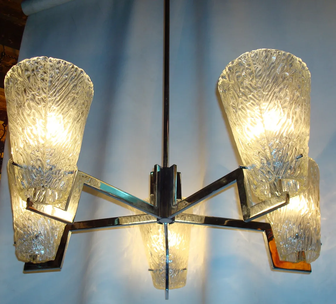 Lampada a sospensione antica con paralumi in vetro decorativi.