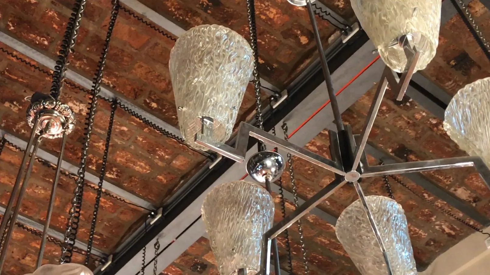 Lámpara de techo antigua con cristales, en ambiente rústico