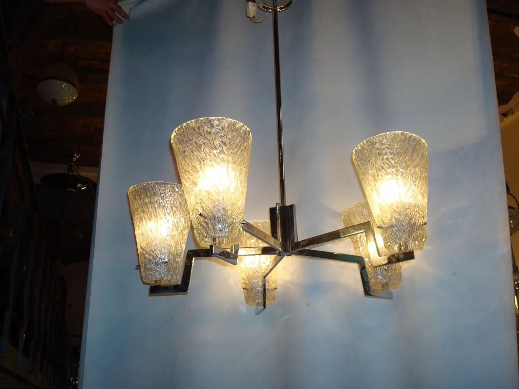 Lustre ancien avec des ampoules brillantes et des cristaux décoratifs.