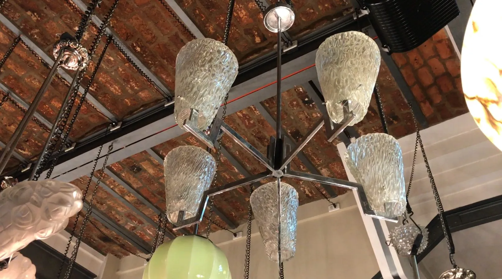 Lámpara de techo antigua con detalles únicos y un estilo elegante, iluminando un ambiente acogedor.