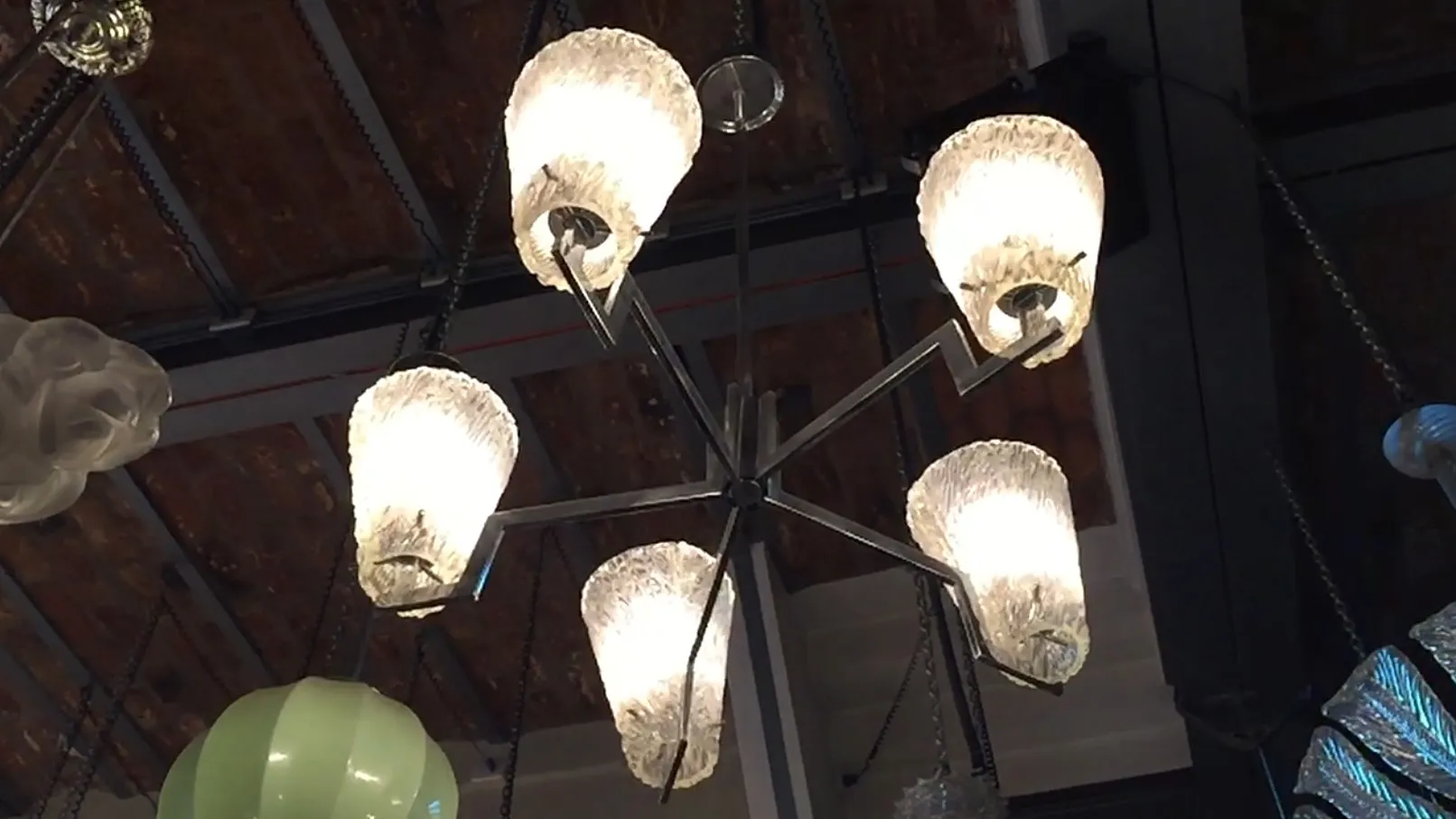 古董吊灯，配有亮晶晶的水晶和优雅的风格