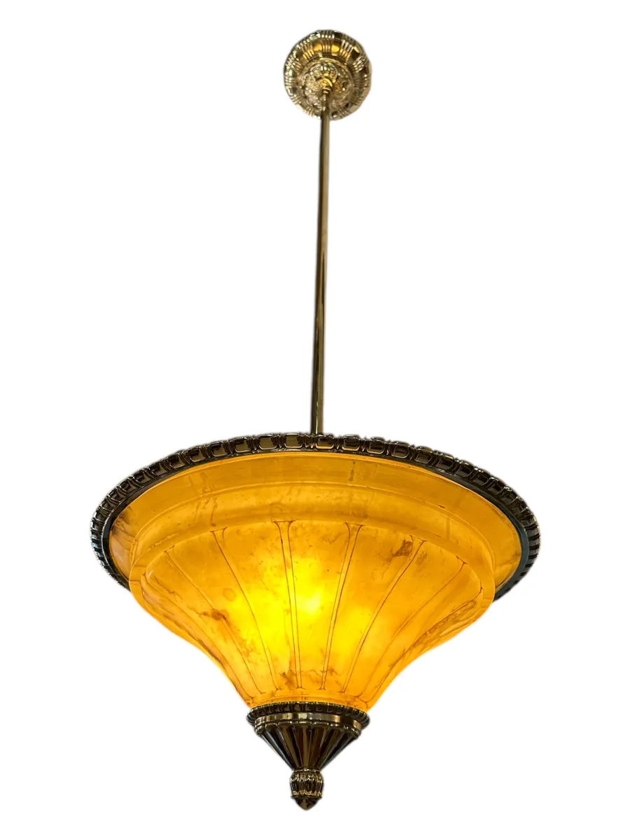 Lámpara de techo antigua de color amarillo cálido con diseño clásico.