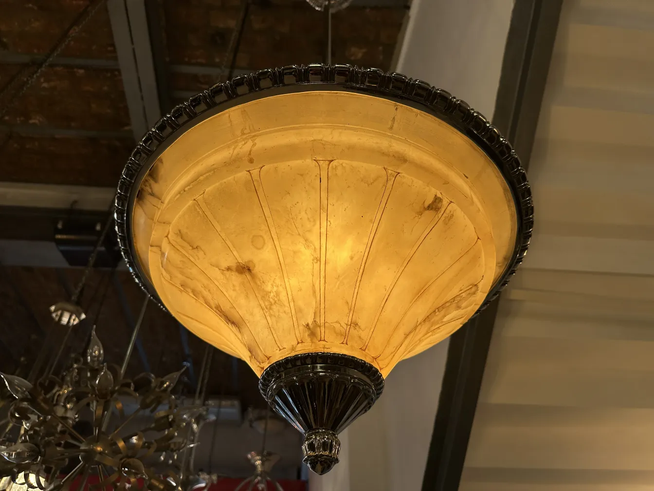 Antike Hängelampe in gold mit eleganten Details