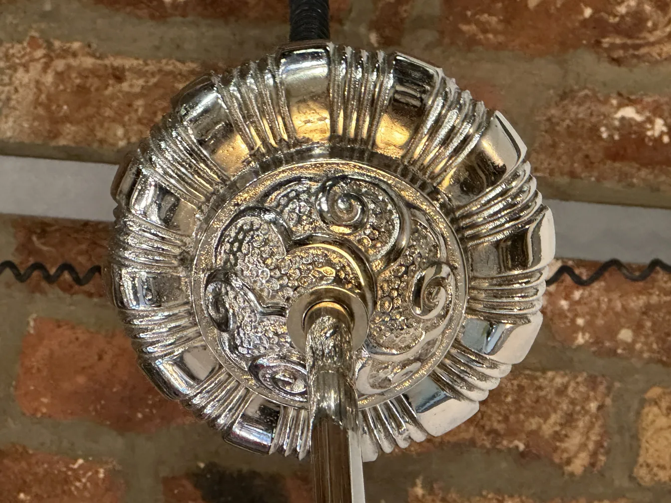 Lâmpada de teto antiga com detalhes decorativos em um ambiente acolhedor