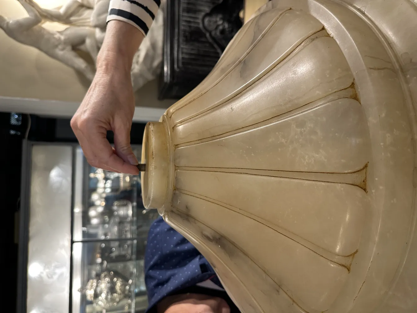 Lampada a sospensione in vetro antico con dettagli eleganti