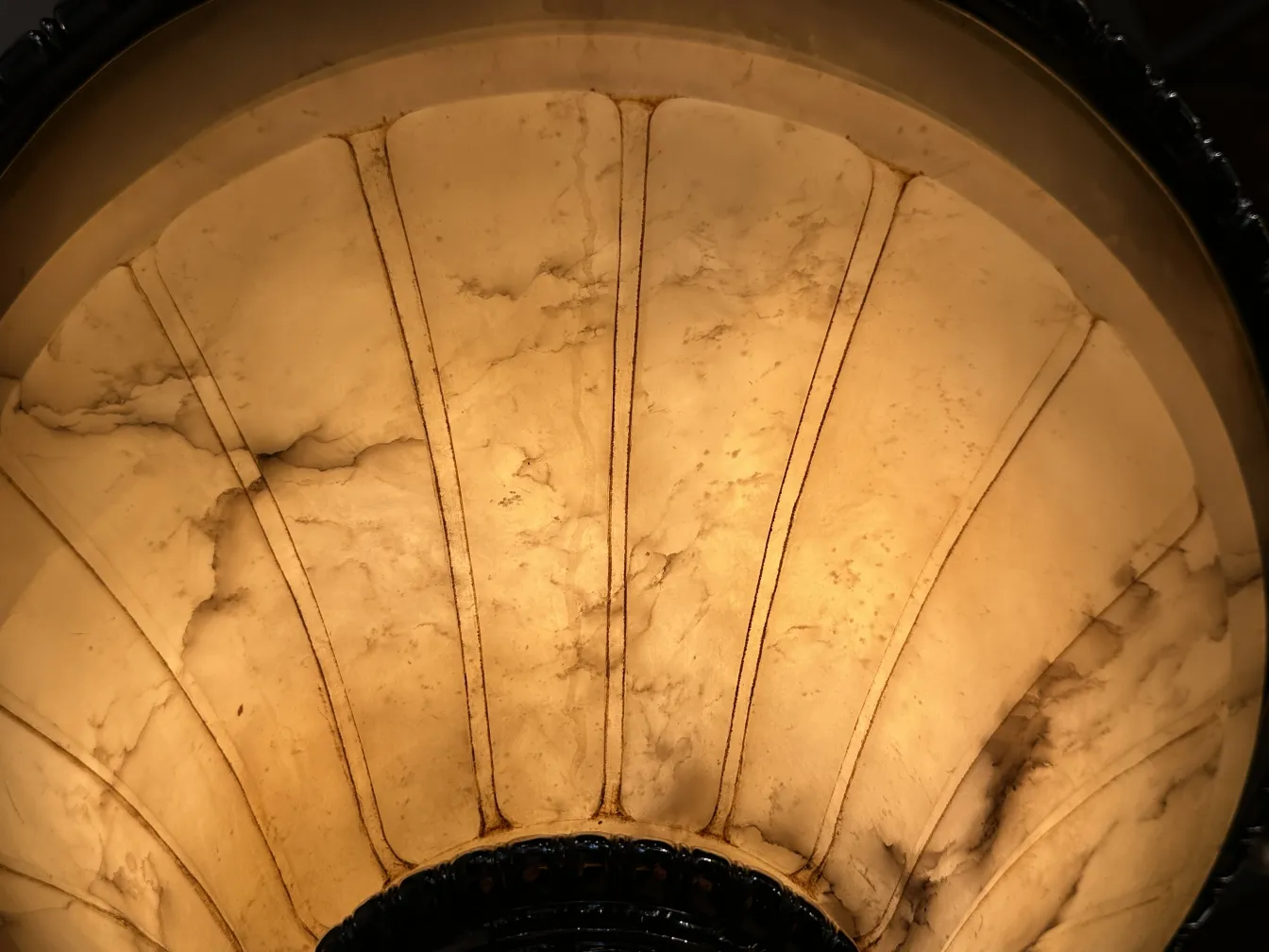 lustre antique au design élégant aux nuances douces