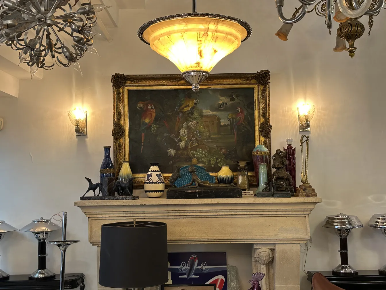 Lâmpada de teto antiga de vidro em um ambiente clássico, design elegante.