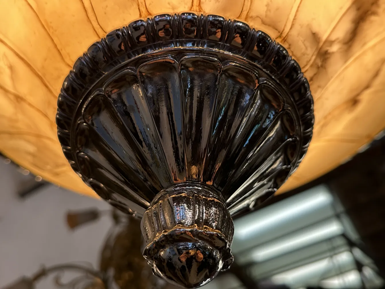 Lâmpada de teto antiga com detalhes decorativos em preto