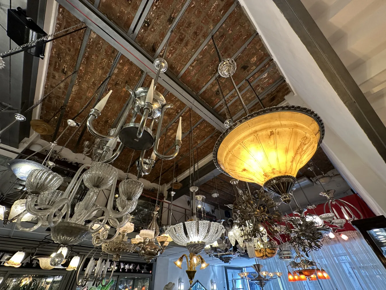 Antike Hängelampe aus Glas in einer Ausstellungsumgebung