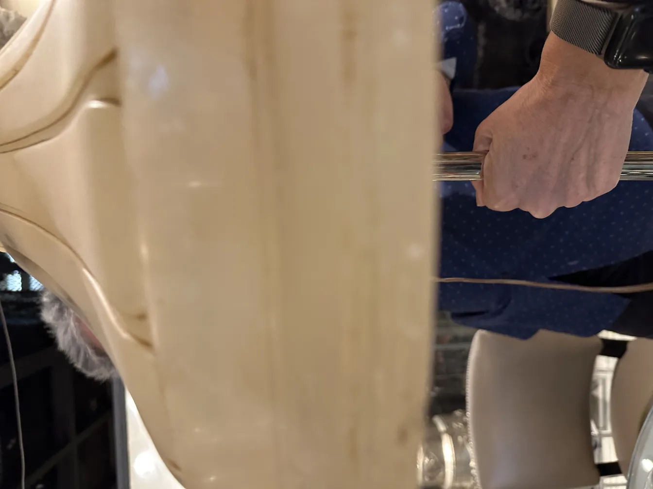 Lampada a sospensione antica con design classico in un ambiente accogliente.