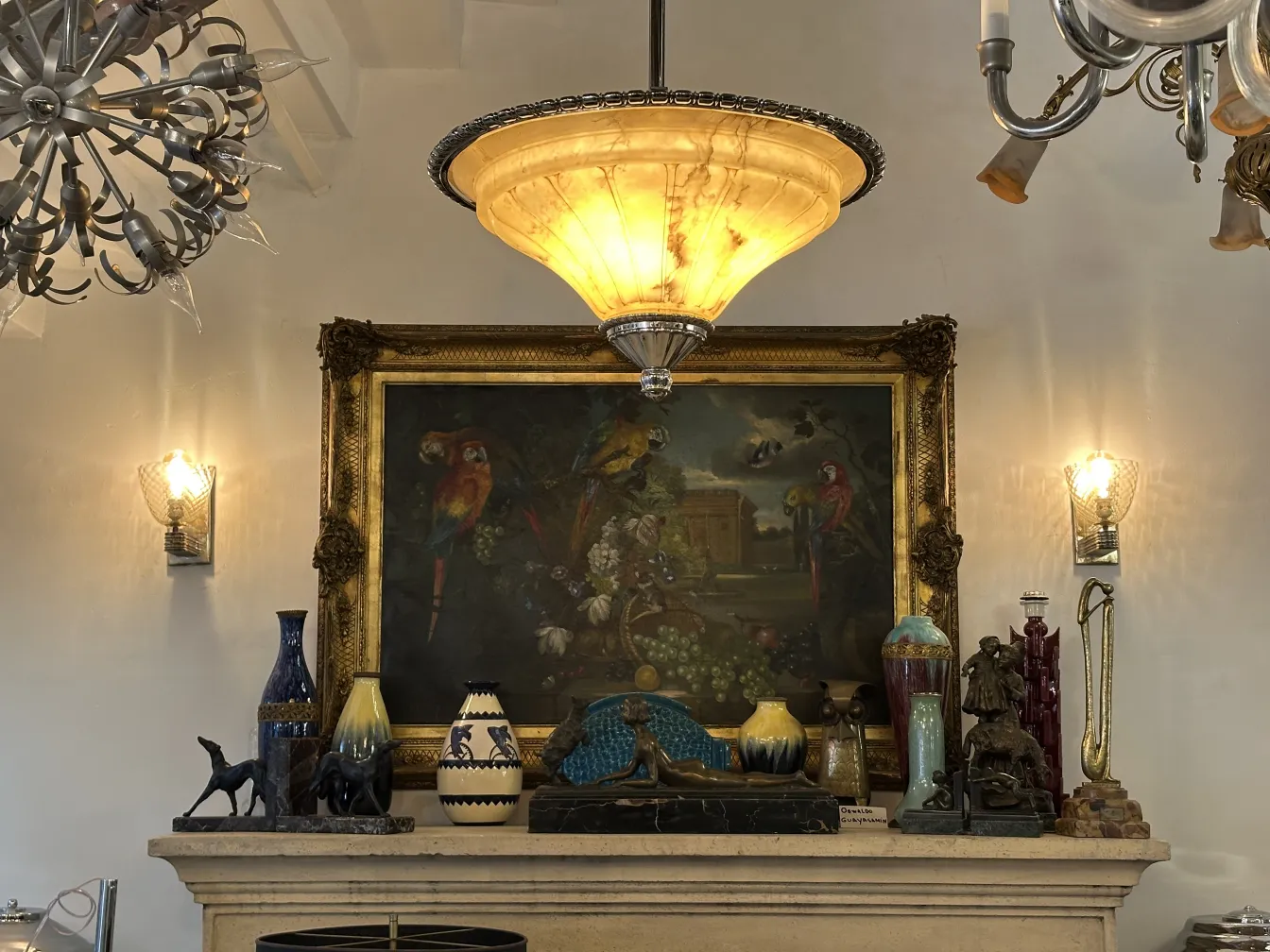 Lampada a sospensione antica con un bellissimo design classico in un ambiente elegante.